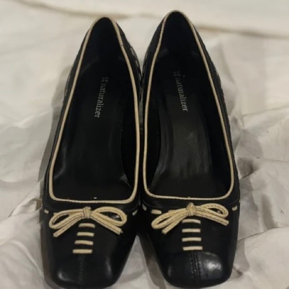 Naturalizer Black Heels with Cream Trim - Picture 1 of 4